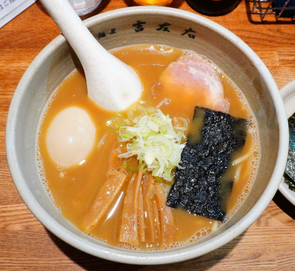 「味玉らーめん＋のり＋エビスビール（小瓶）」@麺屋吉左右の写真