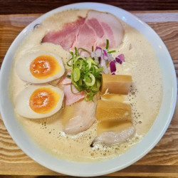 特製鶏豚醤油ラーメン（1300円）＋高菜ご飯（150円）