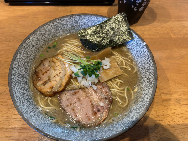 「濃厚追い煮干らー麺　1100円」@麺処 湯咲の写真