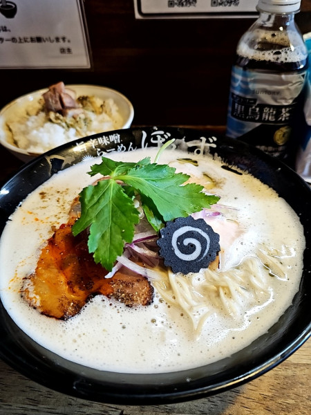 「【限定】Green&Red濃厚鶏白湯らーめんコロチャーシュー丼付」@旨辛味噌らーめん ぼんずの写真