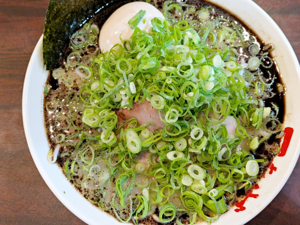 「ねぎらーめん(青ねぎ)+味付玉子」@なんつッ亭 参 川崎店の写真