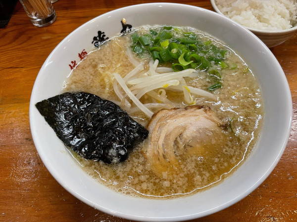「ラーメン　半ライス」@東京豚骨拉麺 藤丸の写真