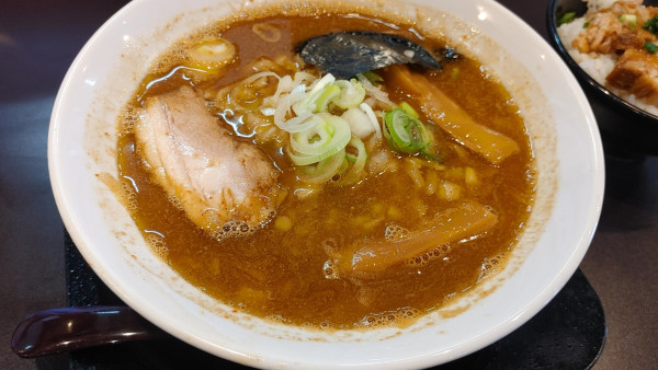 「辛煮干し豚骨ラーメン 中辛」@煮干しラーメン山岡家 フォレストモール甲斐店の写真