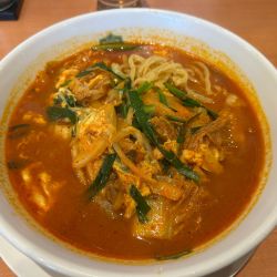 【期間限定】チゲ味噌ラーメン750円、餃子290円