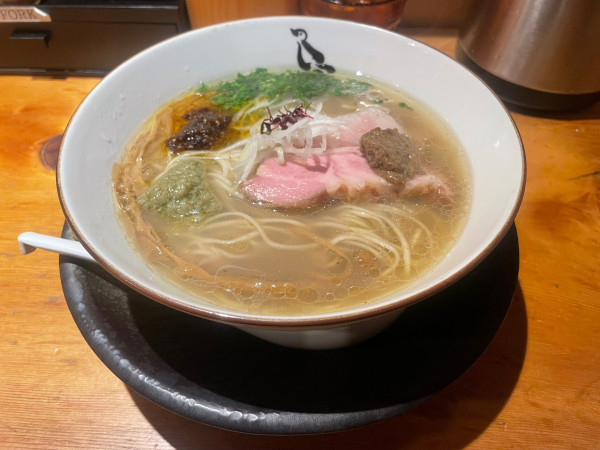 「真鯛と蛤の塩そば1300」@SOBAHOUSE 金色不如帰 新宿御苑本店の写真