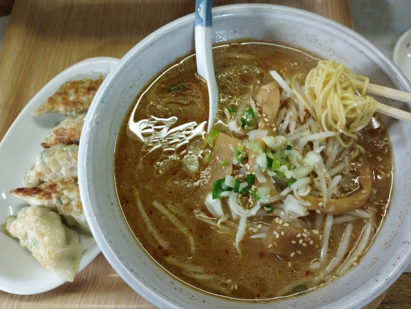 「味噌ラーメン(630)＋餃子(360)」@餃子ショツプの写真