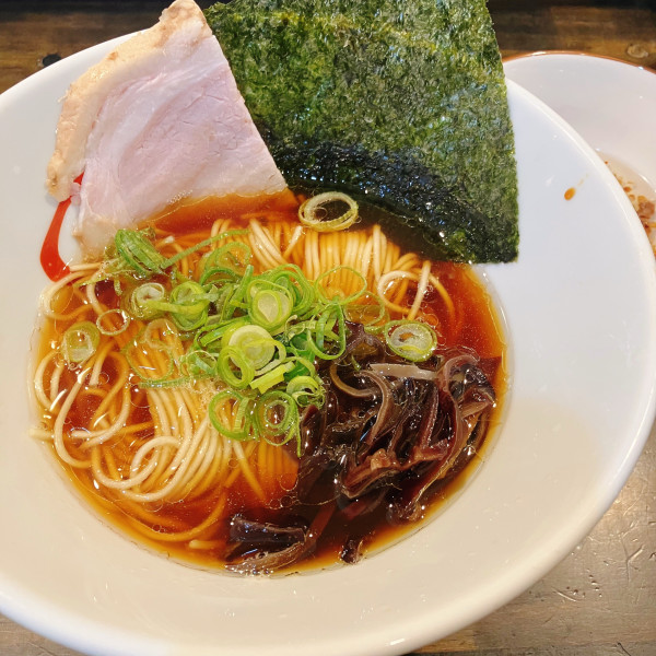 「朝ラーメン 醤油 600円 つけ玉 100円」@燵家製麺の写真