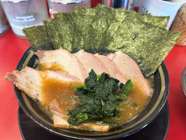 「チャーシューメン5枚　のり　背脂」@家系ラーメン 王道家の写真