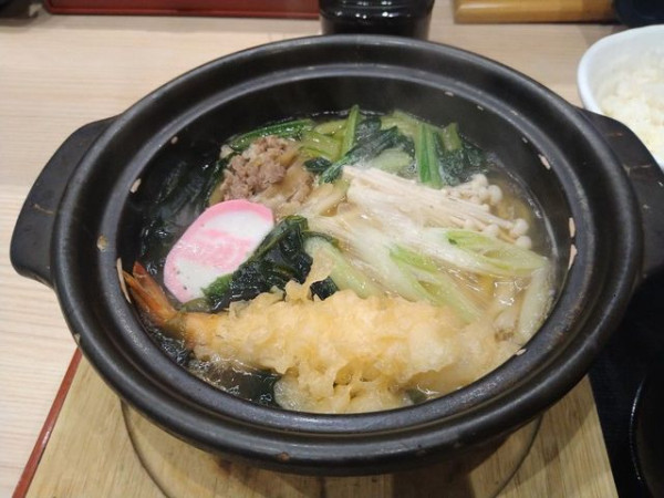 「鍋焼きうどん」@得得うどん 伏見竹田店の写真