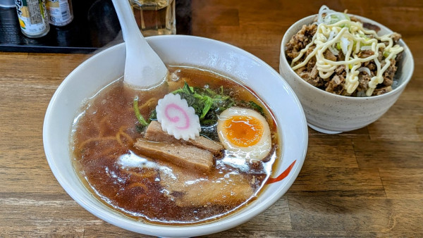 「鶏醤油ラーメン＋にんにくとマヨのミニチャーシュー丼（800円＋4」@麺や 一彰の写真