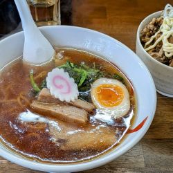鶏醤油ラーメン＋にんにくとマヨのミニチャーシュー丼（800円＋4