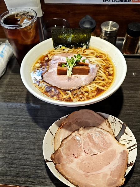 「醤油ラーメン大盛＋豚マシ＋黒烏龍茶🥛」@ラーメンつけ麺 奔放の写真