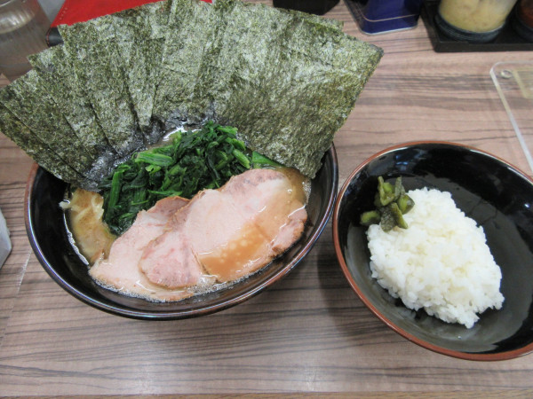 「ほうれん草ラーメン（９５０円）＋海苔１００円」@横浜家系ラーメン武蔵家 松戸店の写真