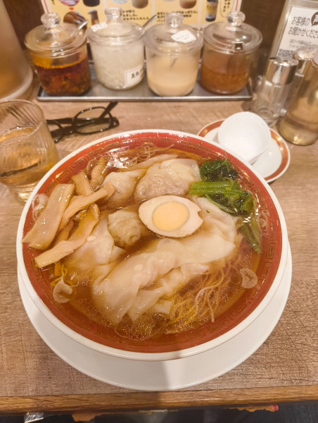 「肉と海老の二種盛り雲呑麺 醤油　税抜930円」@広州市場 横浜ポルタ店の写真