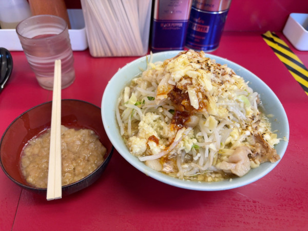 「ラーメン（限定マー坊、甘い脂）」@ラーメン二郎 中山駅前店の写真