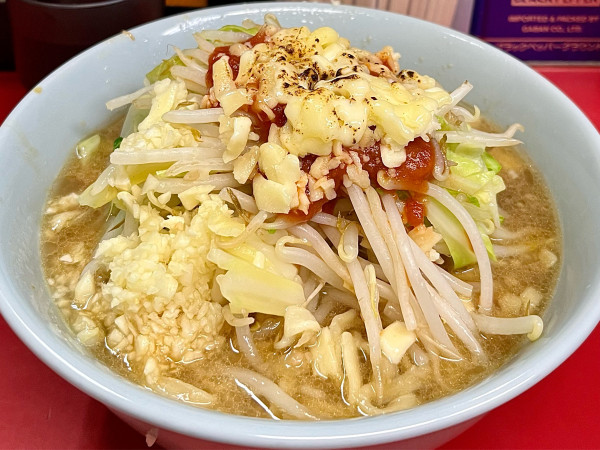 「周年限定ピザ(トマト風焼きチーズ) ニンニク」@ラーメン二郎 中山駅前店の写真