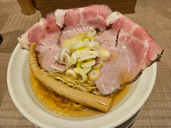 「レアチャーシューらーめん貝出汁」@麺屋優光 名古屋店の写真