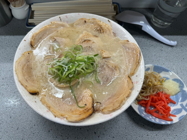 「半チャーシューラーメン（中盛）」@大分ラーメン 丸優の写真