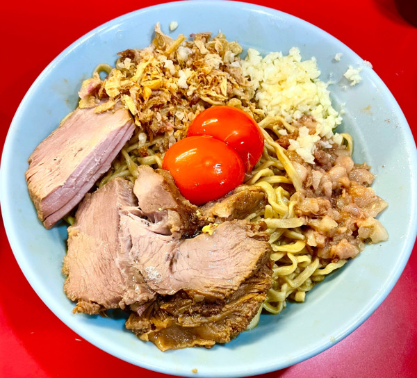 「釜玉そばカタメニンニク+生卵」@ラーメン富士丸 明治通り都電梶原店の写真