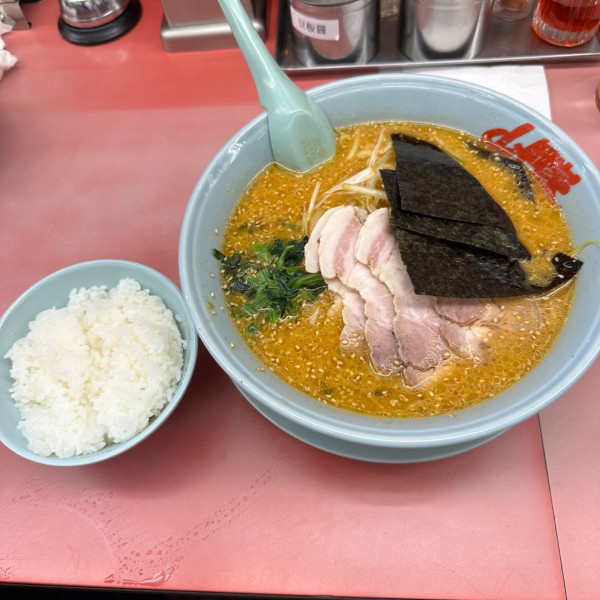 「特製味噌ネギチャーシュー 中盛 半ライス ¥1,550？」@ラーメン山岡家 仙台泉店の写真