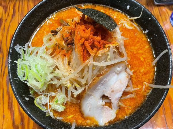 「辛辛ラーメン」@らあ麺 やったる 新宿店の写真