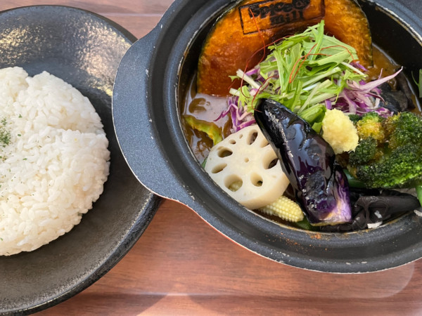 「お野菜たっぷりカレー（ベジタブルスープ）：1400円」@SOUP CURRY Spice & millの写真