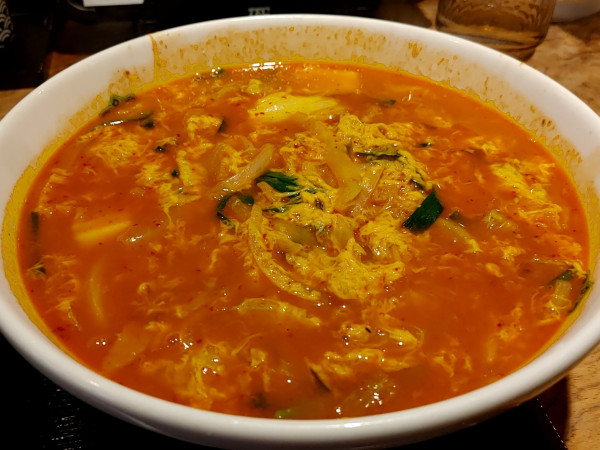 「チゲ味噌ラーメン（750円）、細切りネギ、温泉玉」@熱烈中華食堂 日高屋 大宮西口店の写真