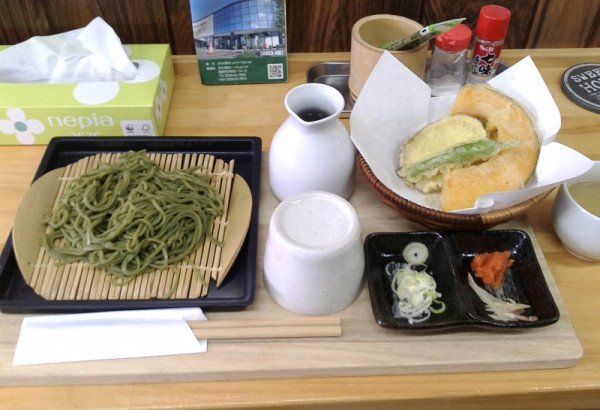 「茶そば天プラ付並盛(1300円)」@そば道場の写真