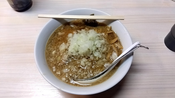 「こってり醤油ラーメン（７５０円）＋玉ねぎ増し（１００円）」@元祖敏々亭 びんびんの写真