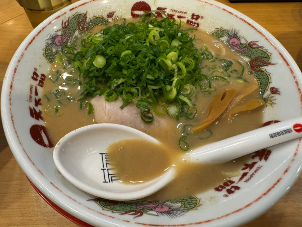 「こってりラーメン唐揚げセット　ネギ増し」@天下一品 池袋西口店の写真