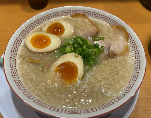 「だるまラーメンこってり＋替玉＋半熟味玉」@だるま大使 無限 下北沢駅前店の写真