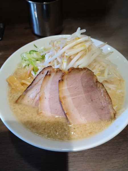 「もやしらーめん大盛りトッピングチャーシュー」@麺浪漫の写真