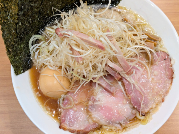 「全部のせ醤油らーめん（燻製たまご・手揉み麺）＋ネギ」@しののめヌードルの写真