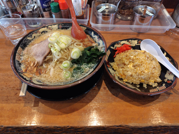 「みそらーめん（大盛り）&半チャーハンセット1060円」@北海道らーめんみそ熊 東松山店の写真