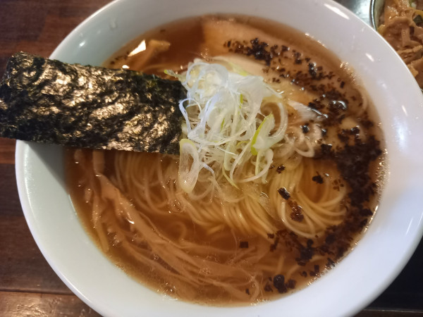 「醤油焦がしネギラーメン」@カミカゼの写真