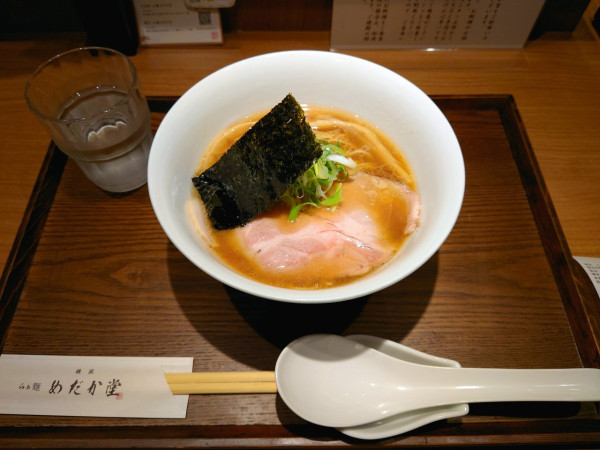 「醤油らぁ麺」@横浜 らぁ麺 めだか堂 横浜モアーズ店の写真