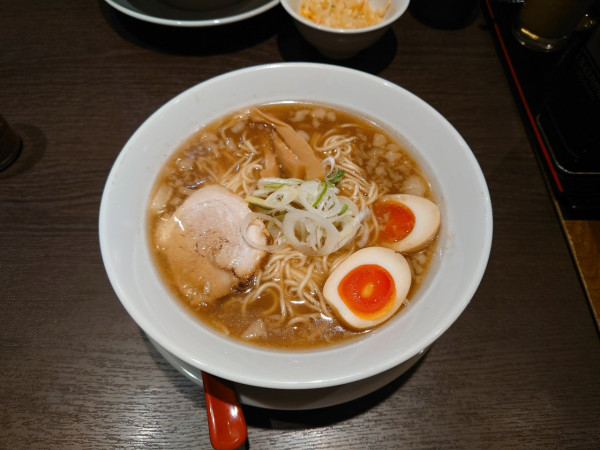 「味玉醤油らぁ麺」@らぁめん 吉家の写真