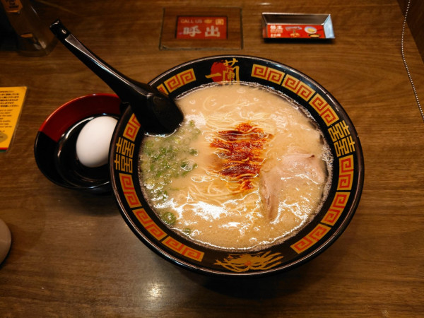 「天然とんこつラーメン」@一蘭 横浜桜木町店の写真