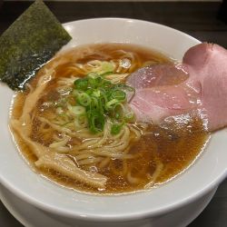 淡麗豚骨醤油らーめん (中太手もみ麺 大盛り)