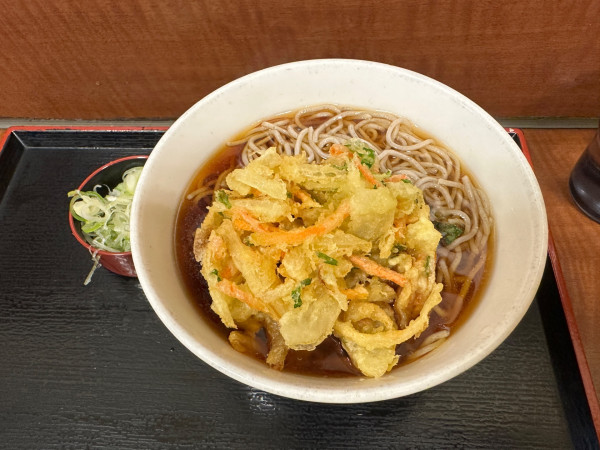 「かき揚げそば（並盛）570円」@駅そば 八起家 高崎店の写真
