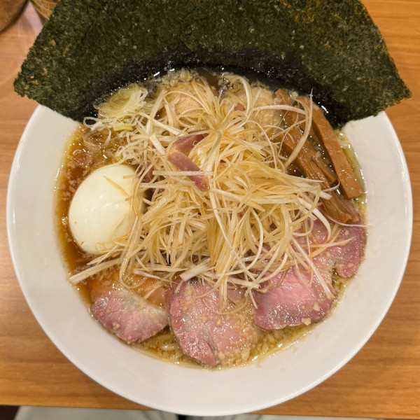 「全部のせ醤油らーめん　醤油専用TPネギ」@しののめヌードルの写真