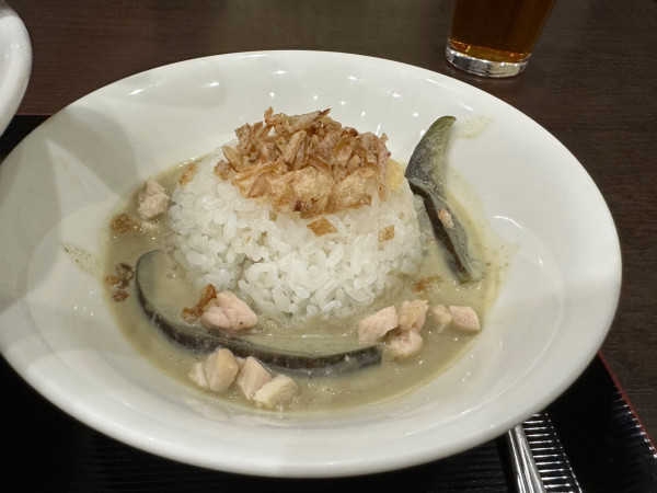 「ミニグリーンカレーライス320円」@らーめん つけ麺 けのひの写真