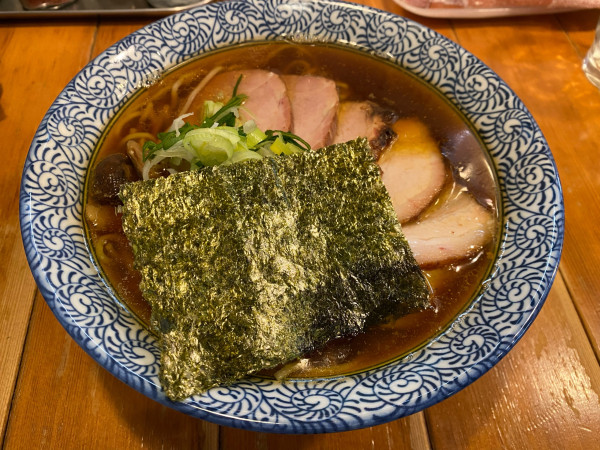 「三ツ星醤油らーめん（はるゆたか中太麺）1,040円+チャーシュー」@らーめん森や。の写真