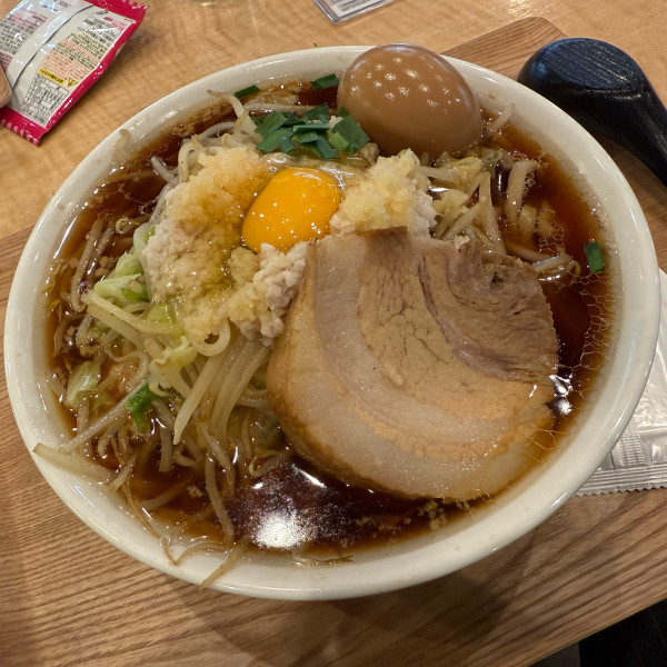 「豚吉スープ麺大＋煮卵＋生卵『コール』全部多め」@ラーメン屋 豚吉 浦和店の写真