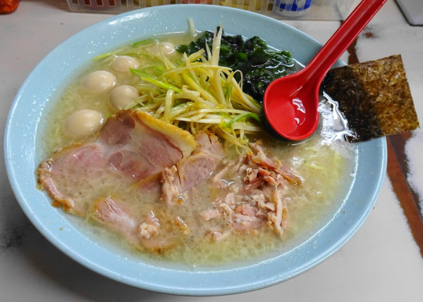 「塩ねぎ中（850円）＋うずら5個（100円）」@◯つばき食堂の写真