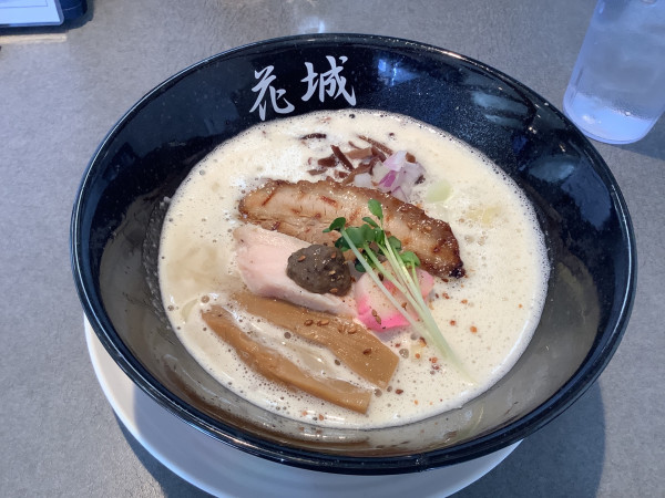 「濃厚地鶏白湯　黒トリュフペーストを添えて　1100円」@麺屋 花城の写真