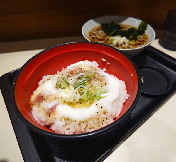 「【期間限定】塩だれマグロ山かけ丼セット【店舗限定】」@名代 富士そば 市ヶ谷五番町店の写真