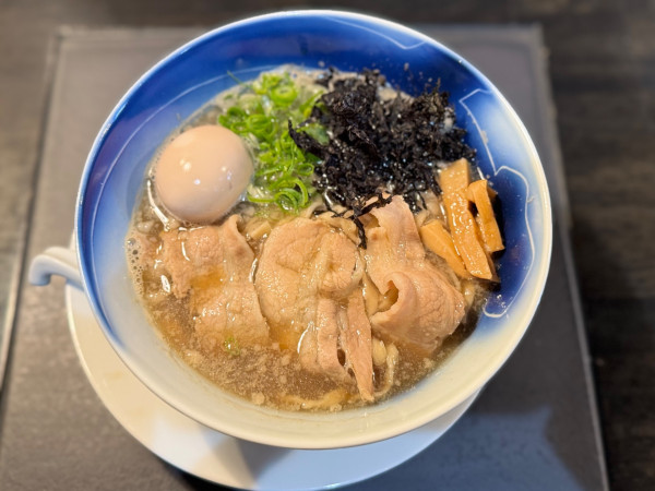 「背脂煮干しがわ麺+味玉 1000円」@借りキッチンの写真