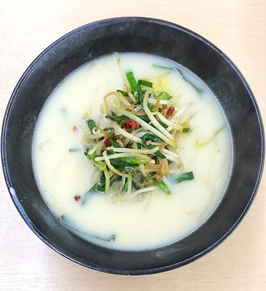 「台湾豚骨ラーメン+ニンニク炒飯のセット 850円」@台湾料理 楠の写真