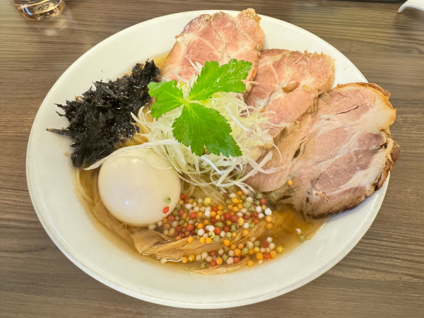 「白醤油特製」@花笑み中華そば かれんの写真